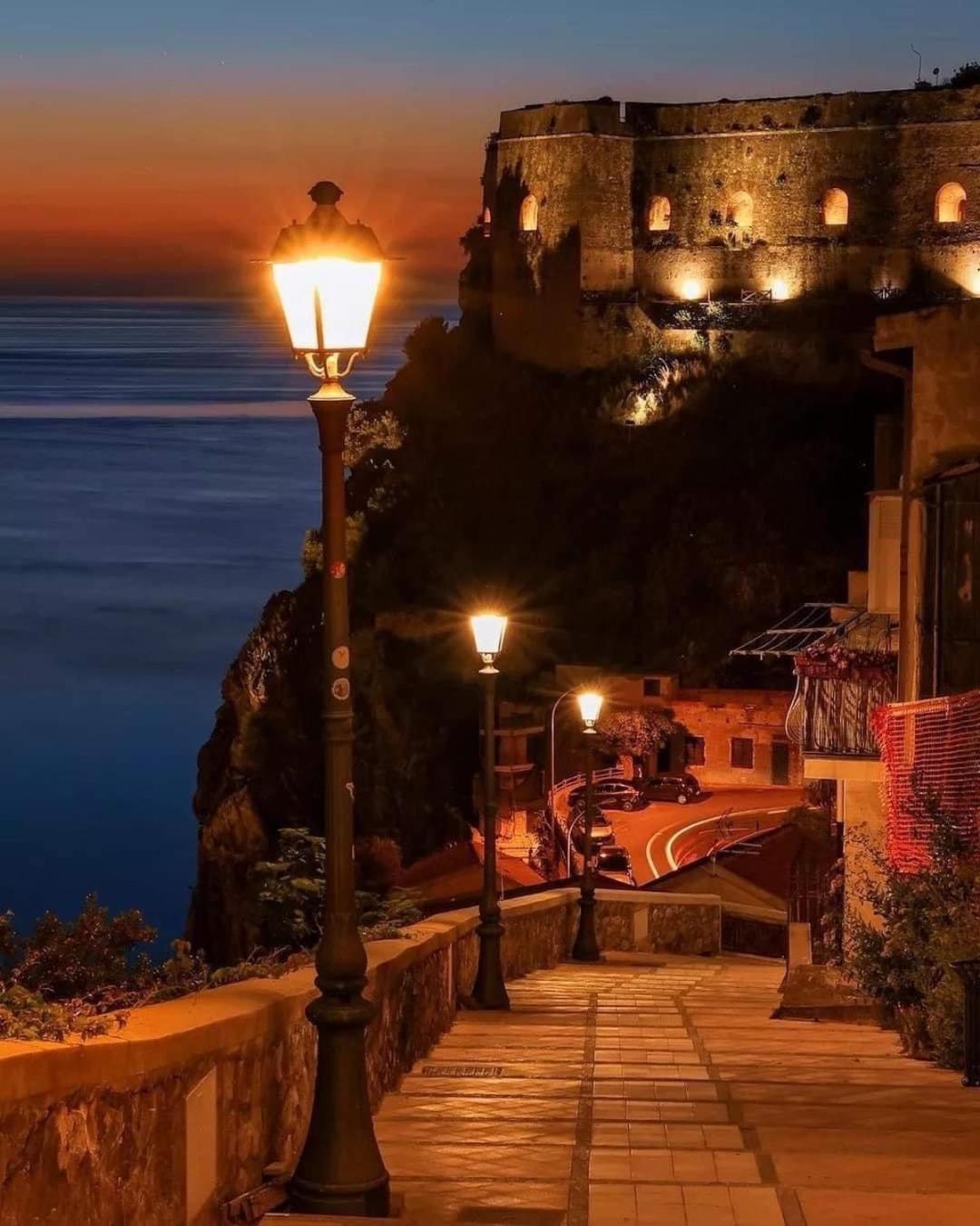 E Cariddi * Scilla